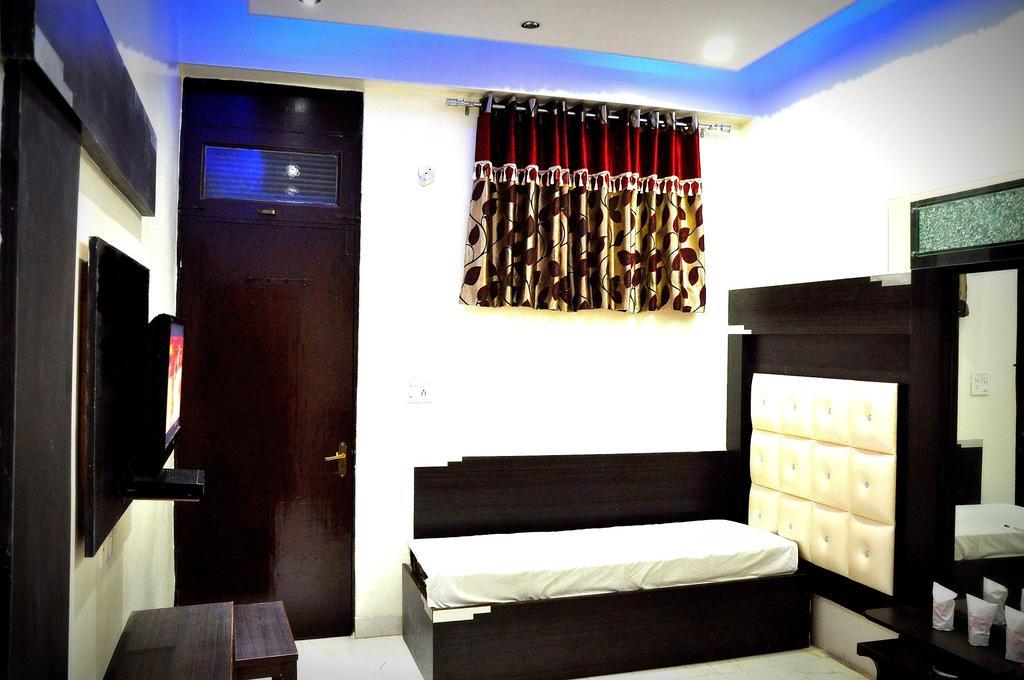 Hotel Peace Point - 1 Min Walking Distance From Station New Delhi Bilik gambar