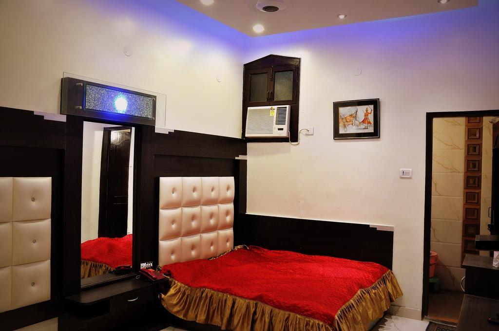 Hotel Peace Point - 1 Min Walking Distance From Station New Delhi Luaran gambar
