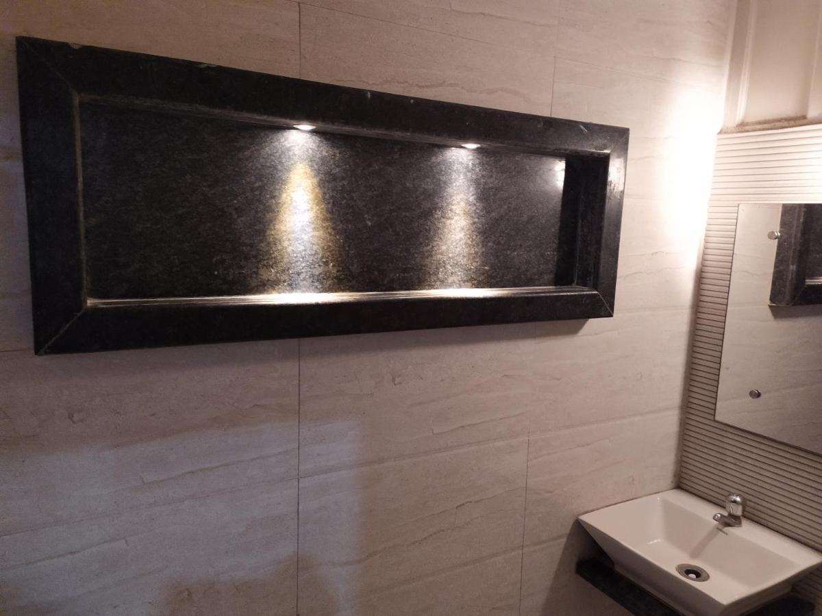 Hotel Peace Point - 1 Min Walking Distance From Station New Delhi Luaran gambar
