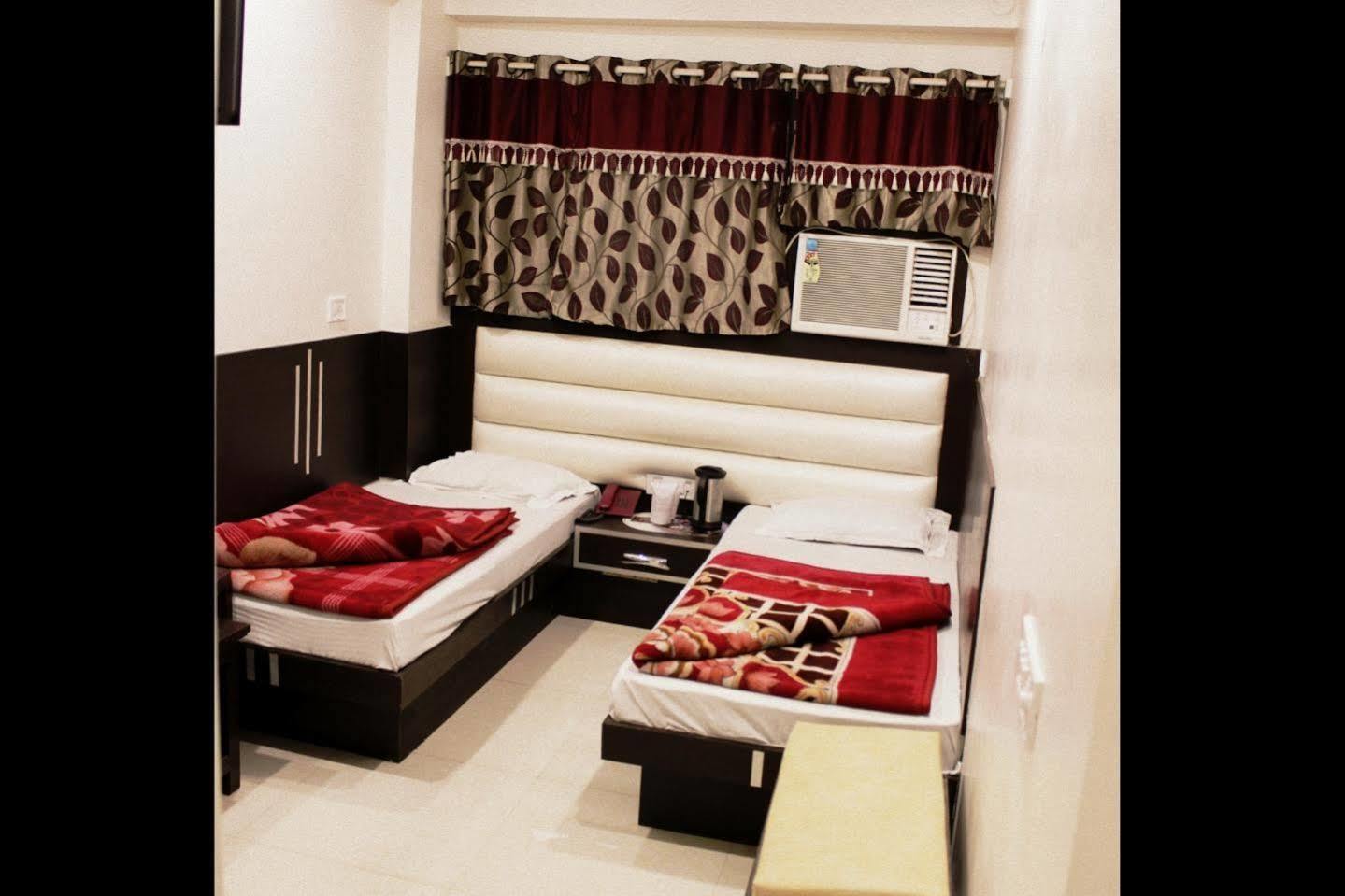 Hotel Peace Point - 1 Min Walking Distance From Station New Delhi Luaran gambar